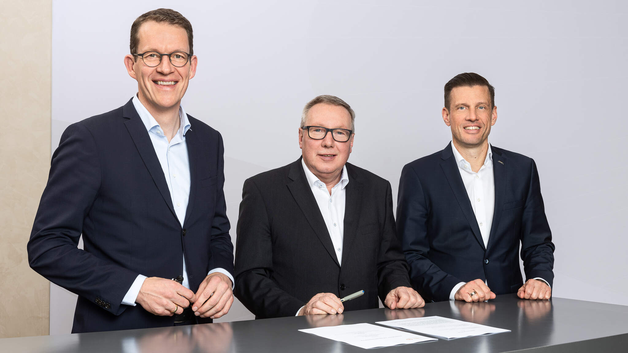De izquierda a derecha: Burkhard Eling, CEO de DACHSER, Andreas Steppuhn, presidente de Tafel Alemania, y Alexander Tonn director de operaciones de Road Logistics de DACHSER, firman el acuerdo de cooperación.