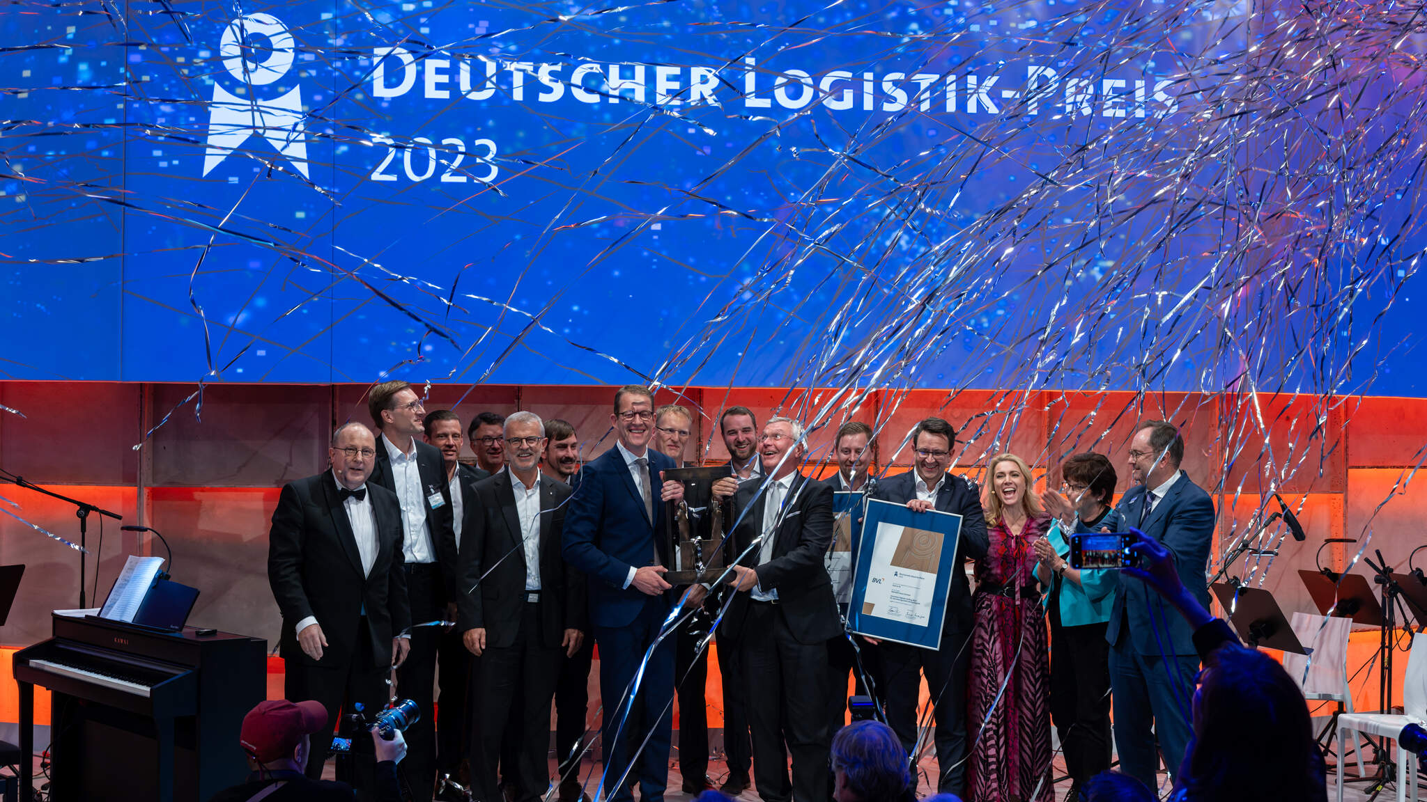 Burkhard Eling, DACHSER CEO, y Prof. Dr. Dr. h.c.. Michael ten Hompel, Executive Director del Fraunhofer IML, reciben el Premio Alemán de Logística junto con los equipos de Fraunhofer IML y DACHSER. Foto: BVL/Bublitz