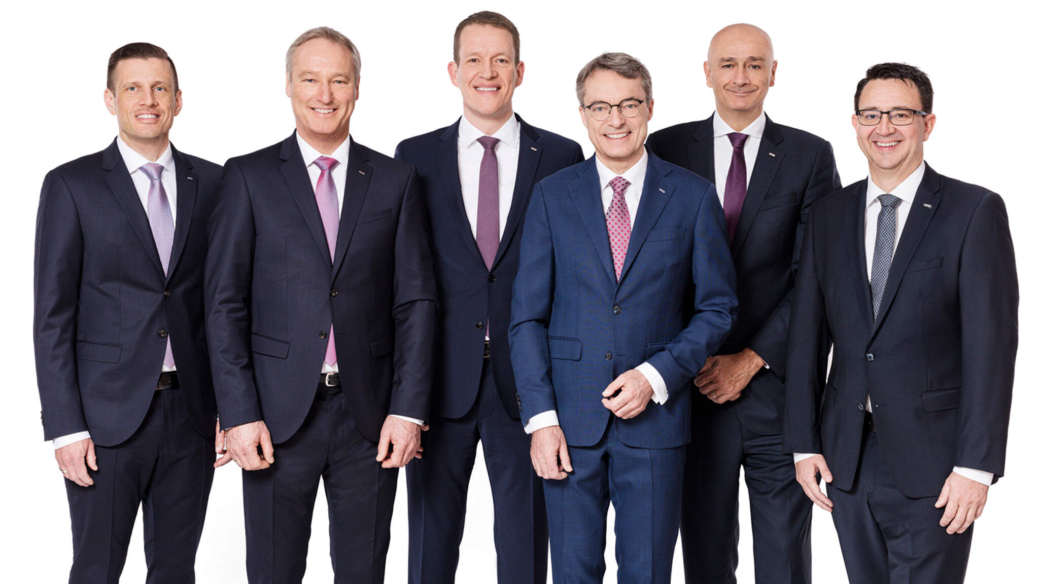 De izq. a derecha:  Alexander Tonn, Managing Director European Logistics Germany (a partir del 1/1 2021 COO Road Logistics), Michael Schilling, COO Road Logistics, Burkhard Eling, CFO (a partir del 1/1/2021 CEO), Bernhard Simon, CEO, Edoardo Podestà, COO Air & Sea Logistics, Stefan Hohm, Corporate Director Corporate Solutions, Research & Development (a partir del 1/1/2021 CDO).  