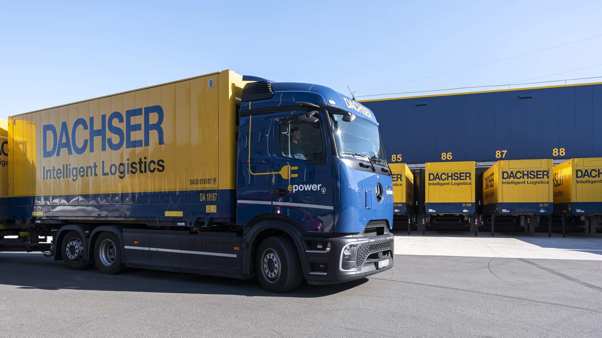 La descarbonizaci&oacute;n del transporte constituye el principal eje de actuaci&oacute;n, tanto en la flota propia de DACHSER como en la flota de sus socios de transporte, con el objetivo de electrificar tanto las operaciones de distribuci&oacute;n como las de larga distancia. 