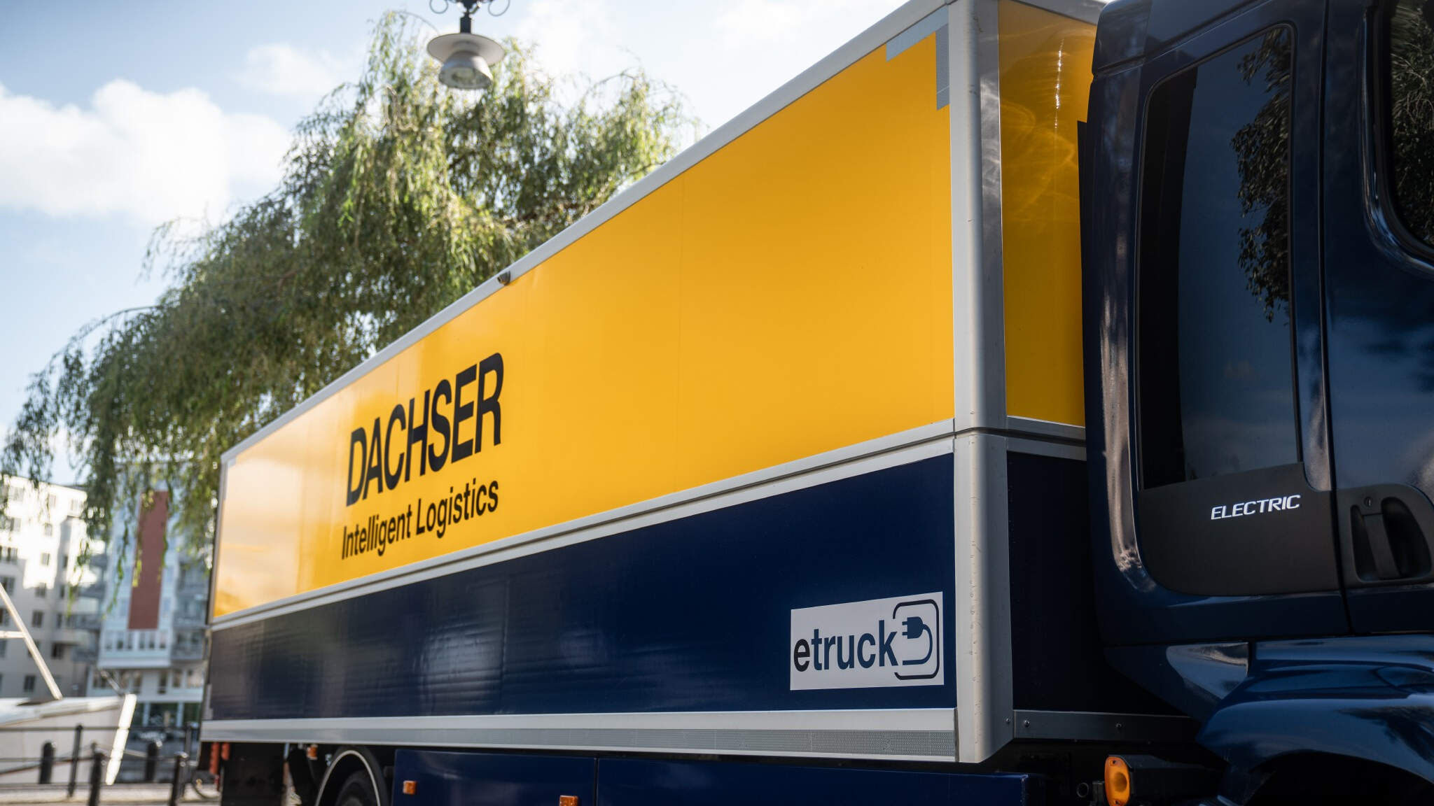 DACHSER incorpora nuevas tractoras eléctricas a su flota de transporte en España