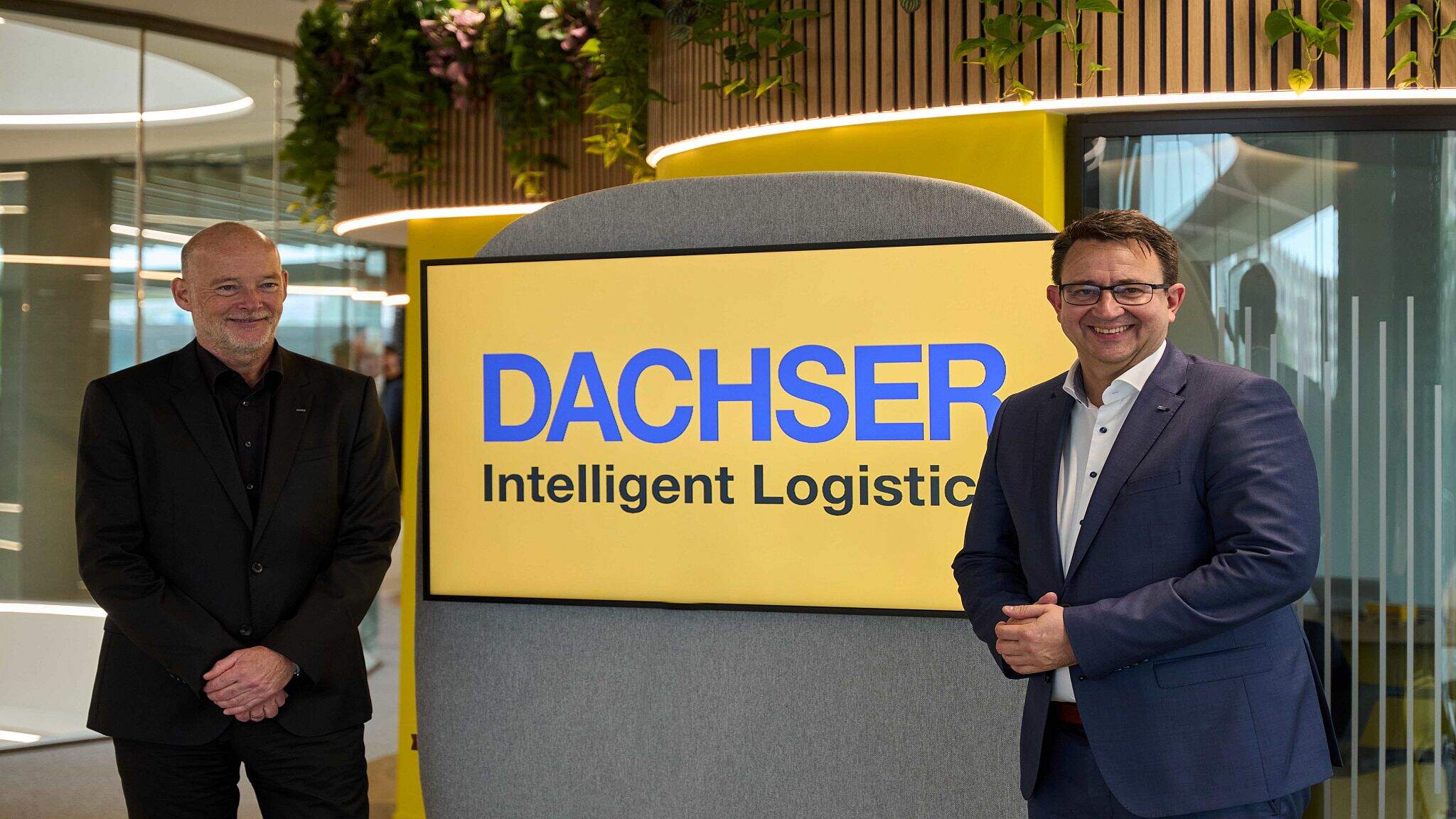 A la ceremonia oficial asistieron Ralf Morawietz y Stefan Hohm, CIO y CDO de DACHSER, respectivamente. A la ceremonia oficial asistieron Ralf Morawietz y Stefan Hohm, CIO y CDO de DACHSER, respectivamente.