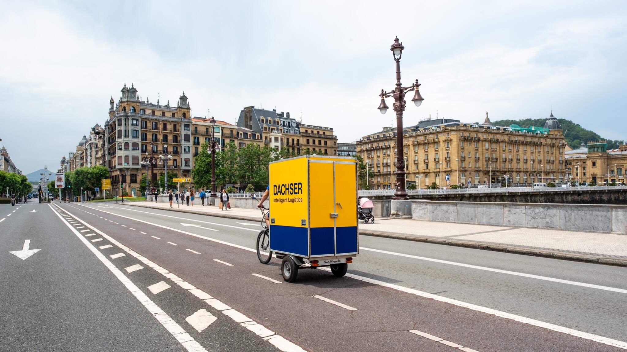 Con esta ampliación de la flota de bicicletas eléctricas, DACHSER refuerza su compromiso con la distribución respetuosa del medioambiente en la ciudad de San Sebastián Con esta ampliación de la flota de bicicletas eléctricas, DACHSER refuerza su compromiso con la distribución respetuosa del medioambiente en la ciudad de San Sebastián