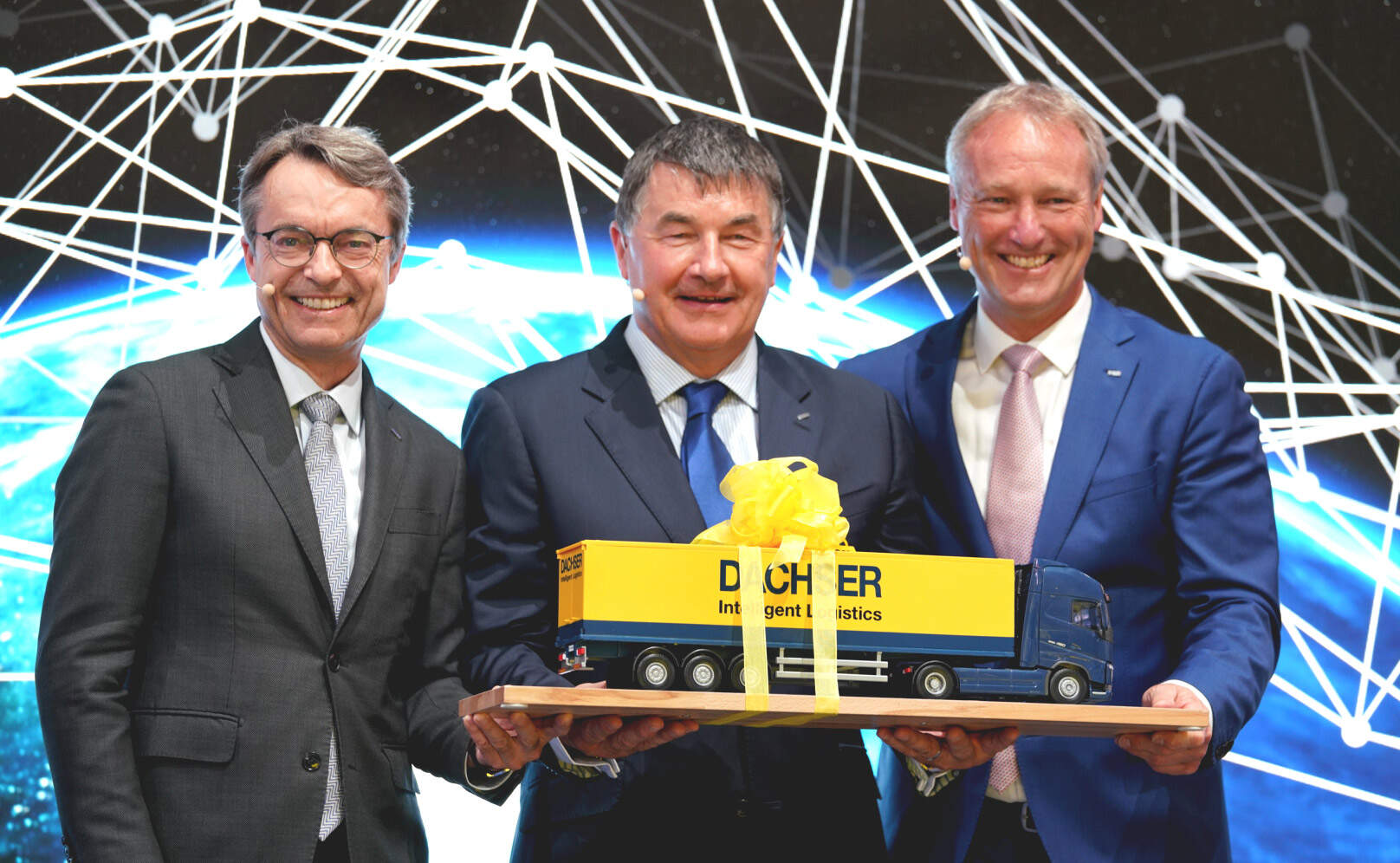De izquierda a derecha: Bernhard Simon, CEO de DACHSER; Albert Johnston, Managing Director de Johnston Logistics y, a partir de septiembre de DACHSER Ireland, y Michael Schilling, COO Road Logistics de DACHSER, en la pasada feria transport logistic 2019 de Múnich.