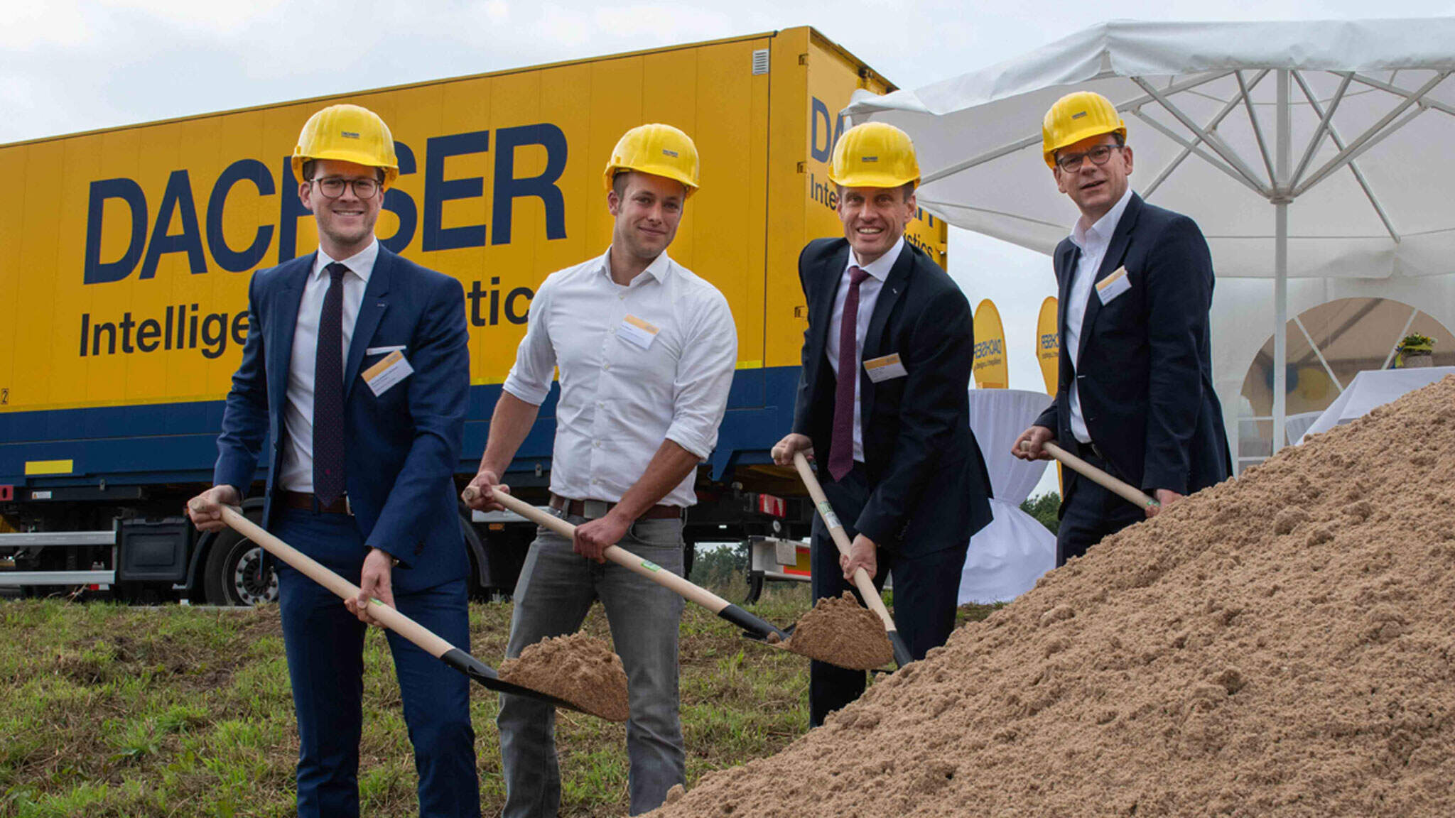 Jan-Ferdinand Lühmann, Operations Manager European Logistics DACHSER Neumünster, Paul Bartram, Bartram Bau-Systeme, Alexander Tonn, Managing Director European Logistics Germany en DACHSER, y Olaf Tauras, alcalde de Neumünster (desde la izquierda)