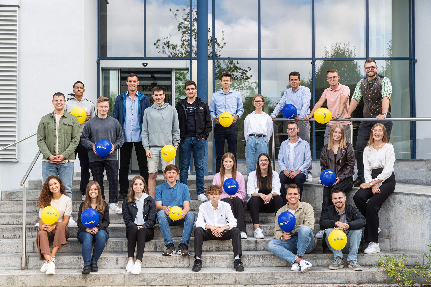 Aprendices y estudiantes duales en la sede central de DACHSER en Kempten Aprendices y estudiantes duales en la sede central de DACHSER en Kempten